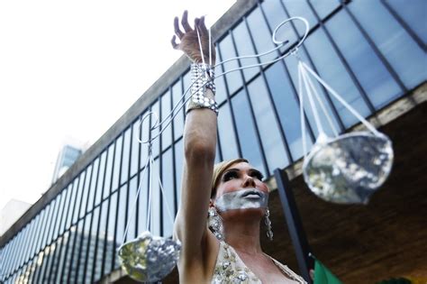 Parada Gay termina público de 100 mil pessoas em São Paulo 04 05