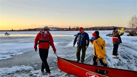 Une femme et son chien sauvés de justesse après être tombés dans un lac