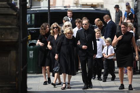 Syn i żona zmarłego aktor Maciej Stuhr i Barbara Stuhr w drodze na