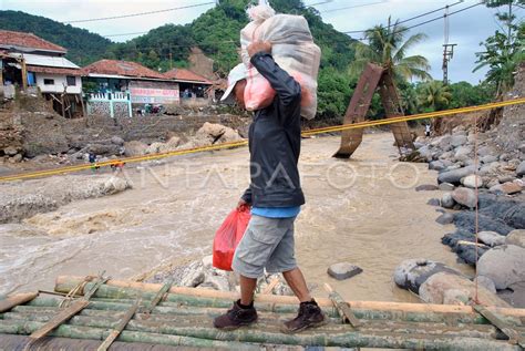 Jembatan Ambruk Akibat Banjir Bandang Antara Foto