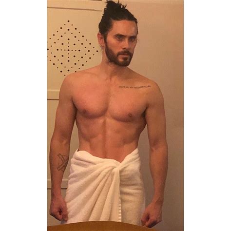 Shirtless Jared Leto Dons A Towel Shows Off Abs In Mirror Pic Com