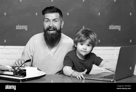 Enseignant aidant les enfants à faire leurs devoirs en classe à l école