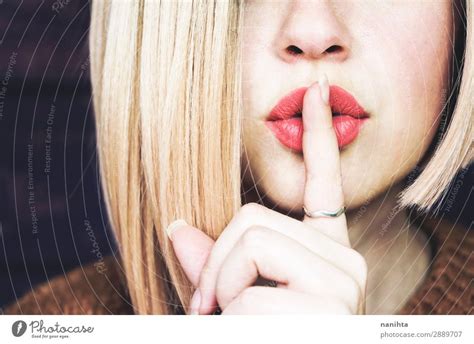 Wunderschöne junge blonde Frau auf dem hölzernen Pier und Wasser liegt ein lizenzfreies