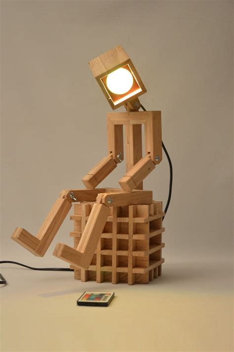 Lampe bonhomme design articulée en bois de chêne recyclée Jaffu