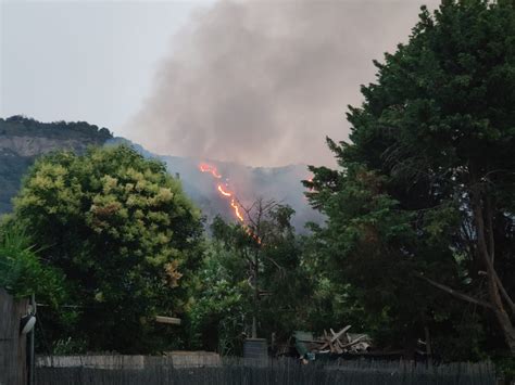 Incendio Nella Notte Sulla Collina Dei Camaldoli Oltre 100 Uomini Dei