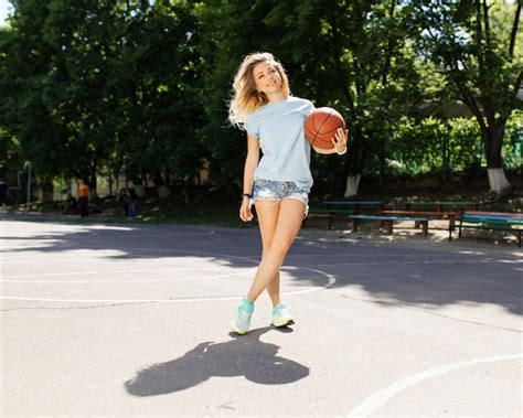 Fille Sexy Sur Le Terrain De Basket Photo Gratuite