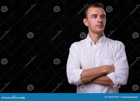 Retrato De Joven Y Apuesto Hombre De Negocios Con Pelo Rubio Imagen De