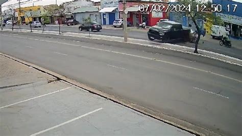 De R Motorista Perde Controle De Caminhonete E Mata Uma Pessoa Veja