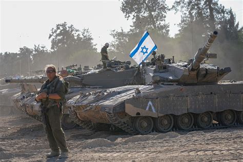 Tanques israelíes se alinean en la frontera de Gaza y una invasión