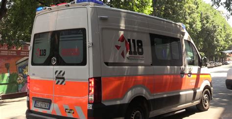 Ladro ruba su un ambulanza durante un soccorso éTV Rete 7