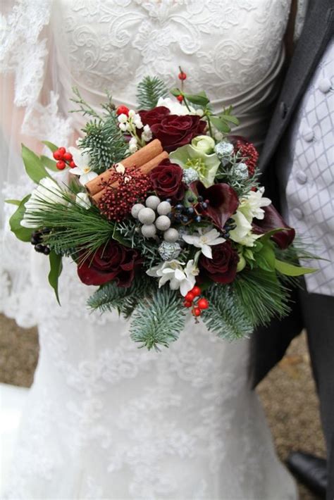 Festive, Christmas Bouquets for your Holiday-Inspired Wedding | | TopWeddingSites.com