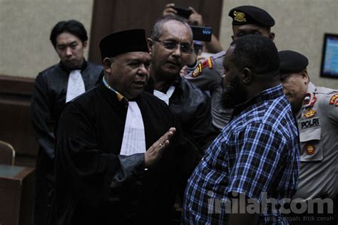 Foto Momen Keluarga Protes Sidang Lukas Enembe Ditunda