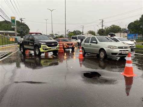 Buraco abre na Avenida Torquato Tapajós após chuva em Manaus