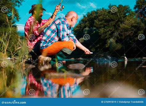 Dois Homens Amigos Pescadores Pescando No Rio Velho Pai E Filho