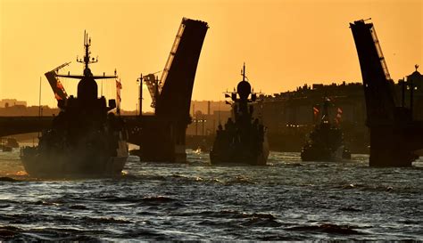 Parade Kapal Perang Rusia Jelang Perayaan Hari Angkatan Laut Foto