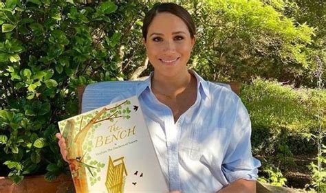 Glowing Meghan Markle Impressionne En Chemise Bleue Pour Lire Son