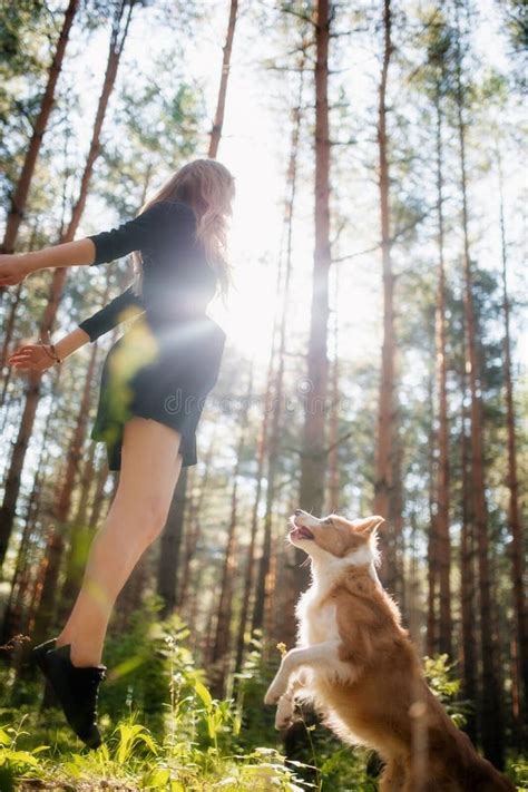 Jeune Fille Heureuse Dans La For T Avec Son Chien Sautant Et Jouant