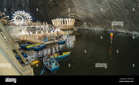 El Parque Temático Subterráneo En Una Gran Mina De Sal Salina Turda Turda En Rumania