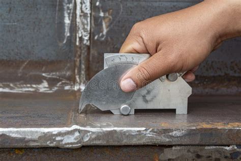 Using The Welding Gauge To Measure The Leg Length Of Welding Stock