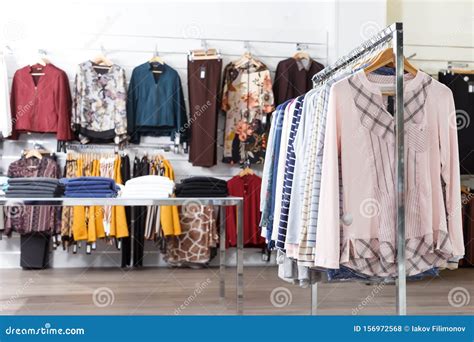 Muitas Roupas Elegantes Em Cabides E Prateleiras Foto De Stock Imagem