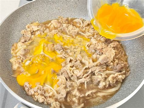 お肉やわらかで味しみしみ！牛肉の卵とじ丼のレシピ セブンプレミアム公式