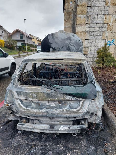 Annecy Une Voiture Brûlée Dans La Nuit