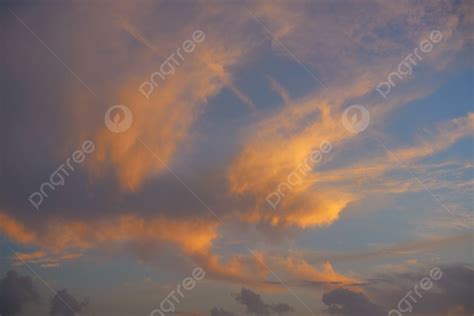 Latar Belakang Langit Matahari Terbenam Dengan Awan Emas Jingga Dengan