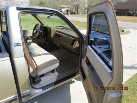 1992 GMC Sierra interior 1 - LMC Truck Life