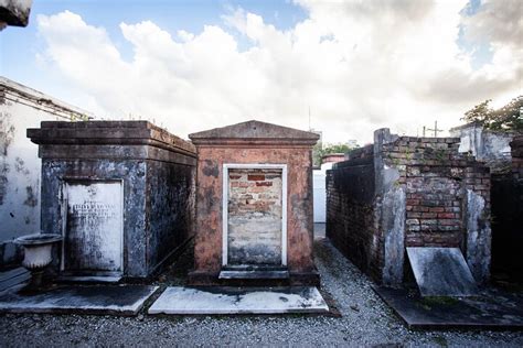 St Louis Cemetery No 1 Official Walking Tour Enters The Cemetery