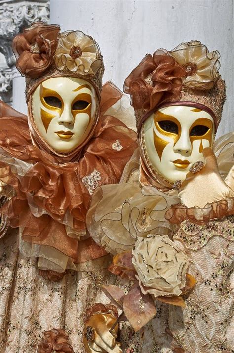 A Pessoa No Traje Venetian Atende Ao Carnaval De Veneza Foto Editorial