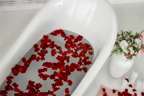 Bouquet Of Roses Bath With Rose Petals Stock Image Image Of Aroma