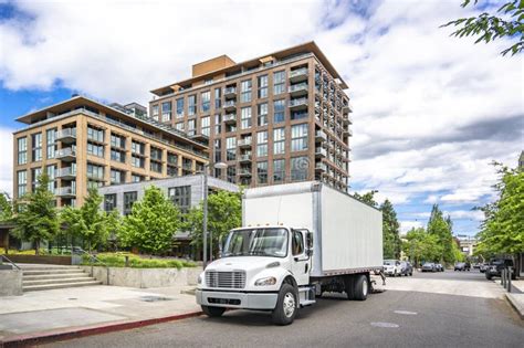 Middle Duty Day Cab White Compact Bonnet Rig Semi Truck With Box Trailer Unloading Delivered To