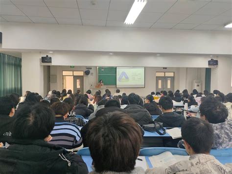 护理学院副院长黄金珠讲授《形势与政策》专题课学生工作护理学院