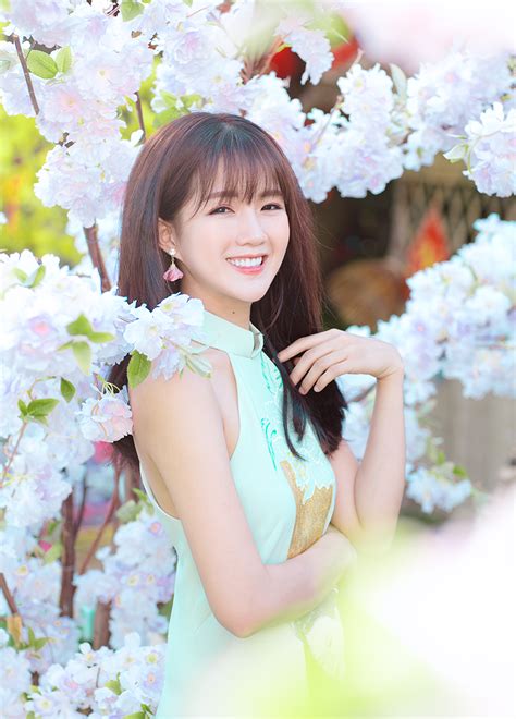 Hot girl Reuters diện trang phục cách tân mới lạ đón xuân Báo Dân trí