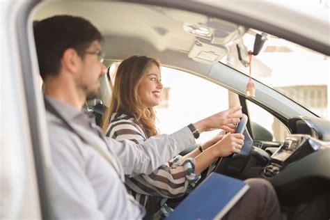 Comment se reconvertir vers le métier de moniteur d auto école