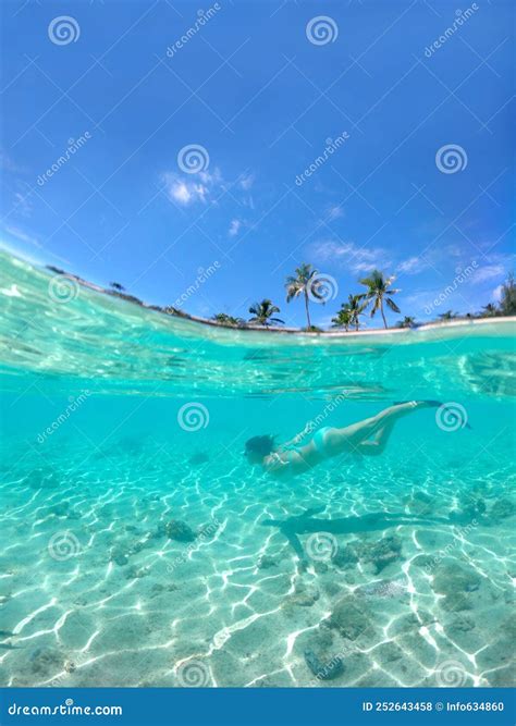 Meio Submarino Menina Em Turquoise Bikini Snorkels Passando Por Bela Praia Arenosa Foto De