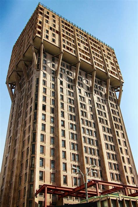 La Torre Velasca Di Milano Spettacolare Esempio Del Razionalismo Italiano