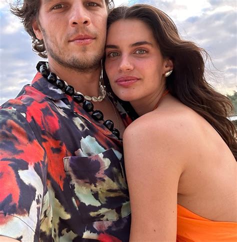 Solteira Sara Sampaio Apaga Fotos O Namorado E Surge Sozinha Em Cannes