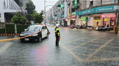 大雷雨狂襲員林淹水惡夢再現 彰警冒雨交管維護人車安全