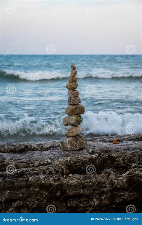 Piedras Apiladas En La Playa Foto De Archivo Imagen De Agua Vacaciones 262478270