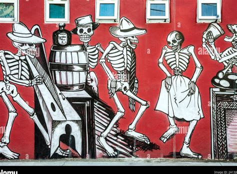 Crea Un Peri Dico Mural Impresionante Para Celebrar El D A De Muertos