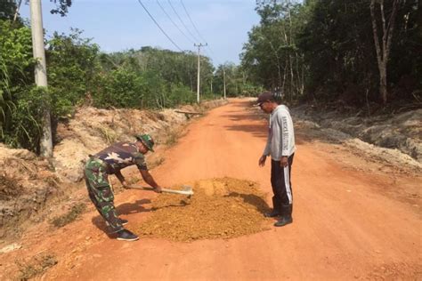 Satgas Tmmd Dan Warga Bahu Membahu Timbun Jalan Berlubang Di Dusun