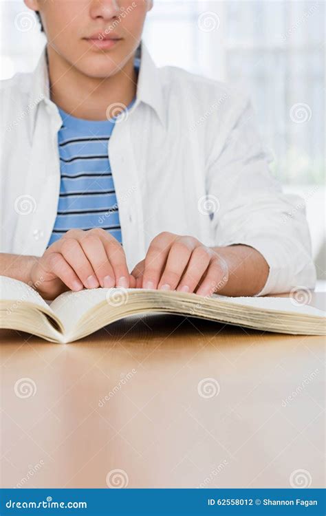 Ragazzo Cieco Che Legge Un Libro Di Braille Fotografia Stock Immagine