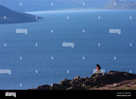 Une Fille Quechua Surplombe Le Point De Vue Du Lac Titicaca De La