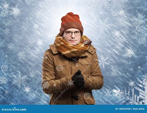 Muchacho Que Congela En Ropa Caliente Y Concepto Que Nieva Foto De