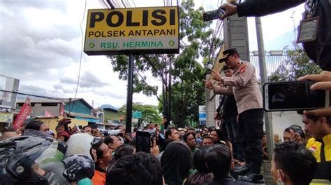 Polisi Mediasi Ratusan Pengemudi Ojol Yang Berselisih Dengan Ojek