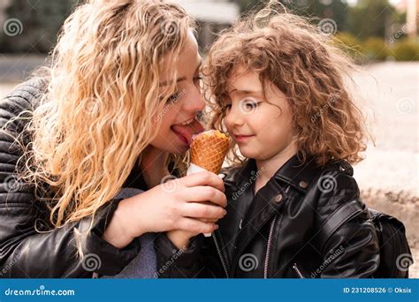 La Madre Le Da A Su Hija Helado De Prueba Foto De Archivo Imagen De