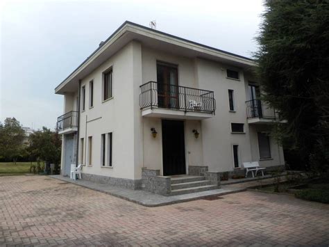 Vendita Villa Bifamiliare In Via Novembre Venegono Inferiore