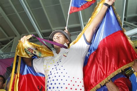 Mostrando Con Orgullo Su Presea Dorada La Segunda En La Historia Del