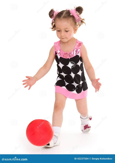 La Petite Fille Jette La Boule En L Air Photo Stock Image Du